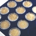MEDAILLIER : 42 CASES RONDES (SPECIAL 2 EURO) - Rouge