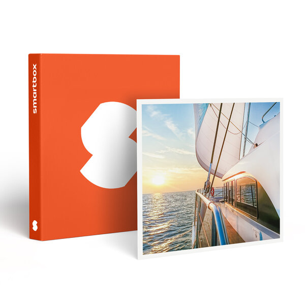 SMARTBOX - Coffret Cadeau Balade en catamaran pour 2 adultes et 1 enfant depuis La Rochelle au coucher du soleil -  Sport & Aventure