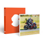 SMARTBOX - Coffret Cadeau Baptême passager en moto : 3 tours à l'arrière d'un pilote professionnel sur le circuit de Fontenay-le-Comte - Sport & Aventure