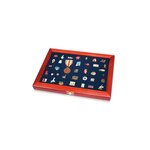 Vitrine en bois pour présenter pin's et insignes.