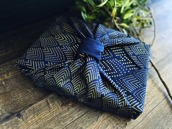 Papier Cadeau Réutilisable Emballage Furoshiki Coton Recyclé : Plume Dorée en Bleu Minuit (Taille M) 55x55 cm collection monochrome