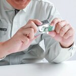 Loupe cube numérique à poser LED-UV.