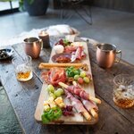 Maxi planche apéritive bois acacia FSC 75 x 19 5 cm - Pieds en bois