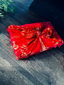 Papier Cadeau Réutilisable Emballage Furoshiki Coton Recyclé : Chant d'aube en Rouge Coquelicot (Taille M) 55x55 cm collection monochrome