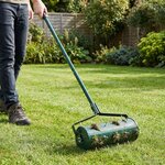 vidaXL Roller à gazon tiré avec des pinces aérateur Vert 128 x 38 cm