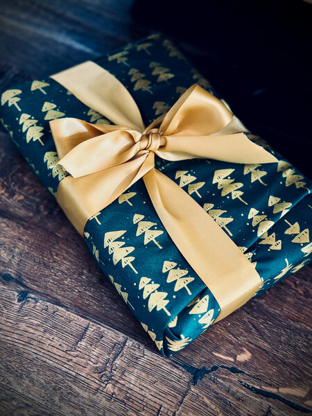 Papier Cadeau Réutilisable Emballage Furoshiki Coton Recyclé :  Sous la neige en Vert Sapin (Taille M) 55x55 cm collection monochrome