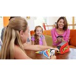 Mattel GXY75 - Uno extreme Jeu de société et de cartes avec distributeur aléatoire  sonore et lumineux