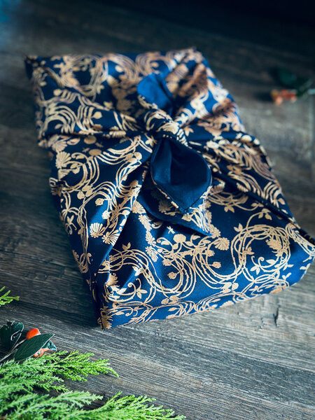 Papier Cadeau Réutilisable Emballage Furoshiki Coton Recyclé : Jardin Secret en Bleu Minuit (Taille M) 55x55 cm collection monochrome