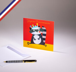 Carte simple le petit monde de kali créée et imprimée en france sur papier certifié pefc - joyeux anniversaire - le roi des ratons laveur
