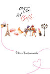 69-4511 Carte Anniversaire Le Vie est Belle en Rose pour Fille Femme élégante Tour Eiffel Paris Macarons Croissant Rouge à lèvres Illustration - Avec Enveloppe Format 12x17cm - Fabrication française