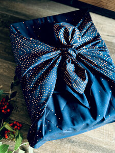 Furoshiki Pôle Nord Bleu Nuit – Emballage Cadeau Réutilisable Coton Recyclé – Taille L 85x85 cm
