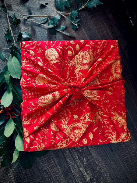 Papier Cadeau Réutilisable Emballage Furoshiki Coton Recyclé : La Danse d'artichaut en Rouge Coquelicot (Taille M) 55x55 cm collection monochrome