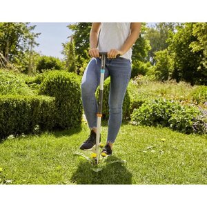 GARDENA Désherbeur pour gazon  Poignée ergonomique  Désherbage écologique sans produit chimique  Garantie 25 ans (3518-26)