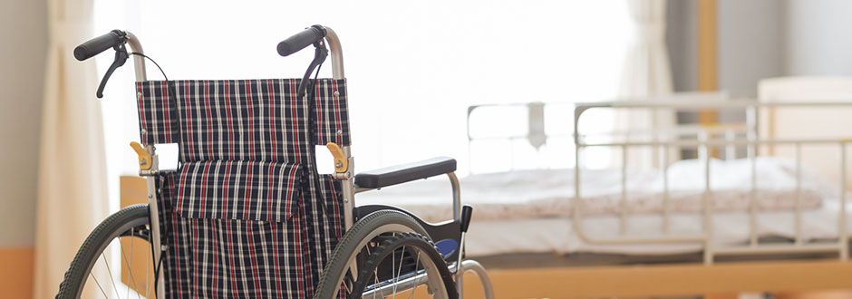 Chambre d’hôpital avec lit et fauteuil roulant pour hospitalisation d’un proche