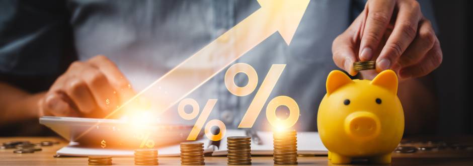 personne mettant de l’argent dans une tirelire pour économiser