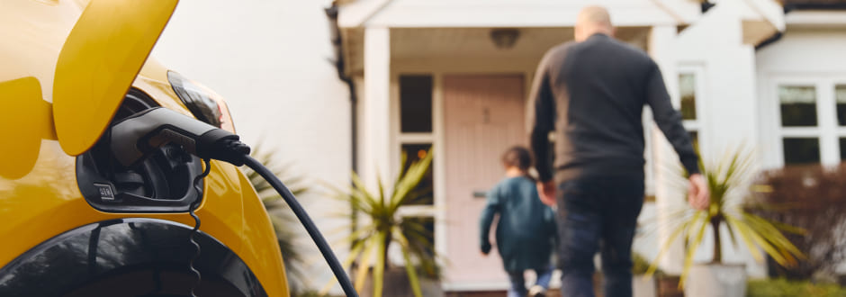 voiture en plein rechargement devant une maison