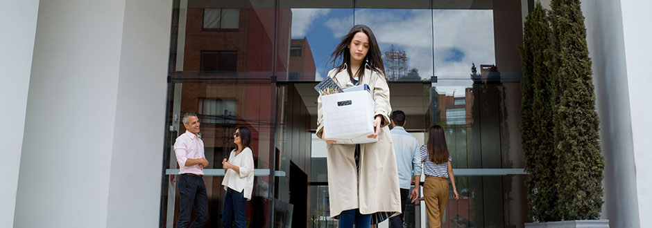 employée qui part avec ses affaires après démission