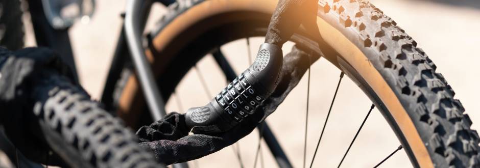 antivol attaché aux roues d’un vélo