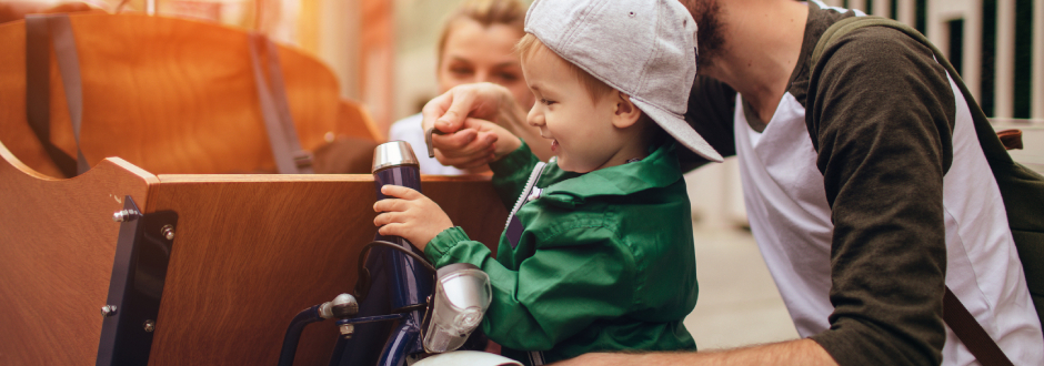 famille avec enfant dans un vélo cargo
