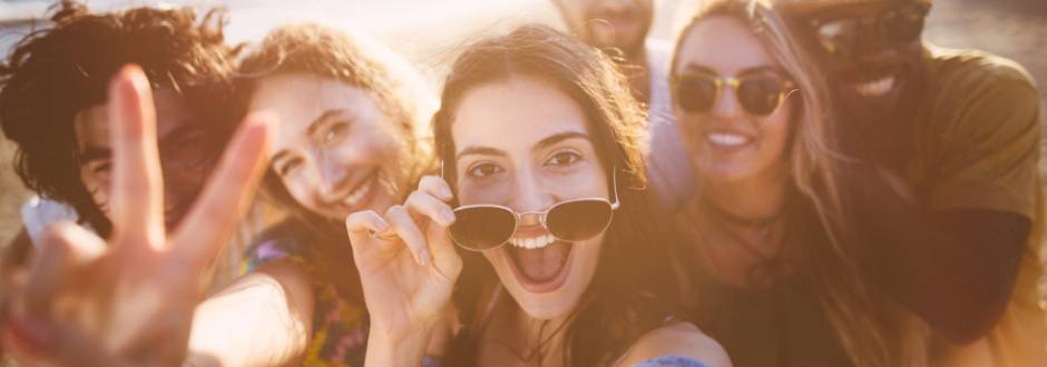 selfie entre amis avec un smartphone