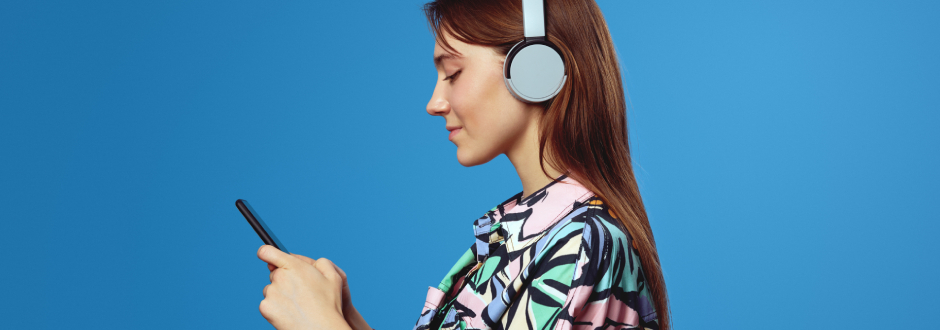 femme écoutant de la musique sur son smartphone avec un casque