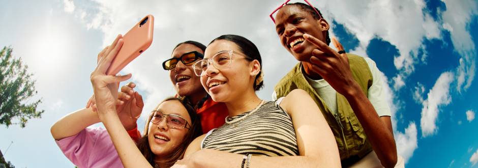 groupe d’amis regardant l’écran d’un smartphone