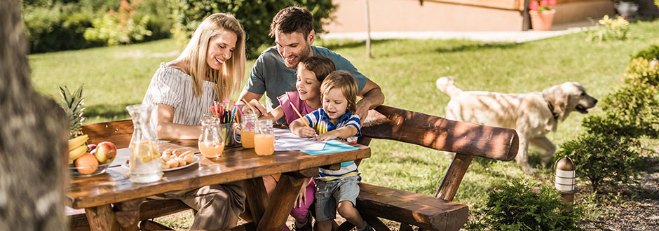 famille qui fait réviser les enfants pendant les vacances d&apos;été