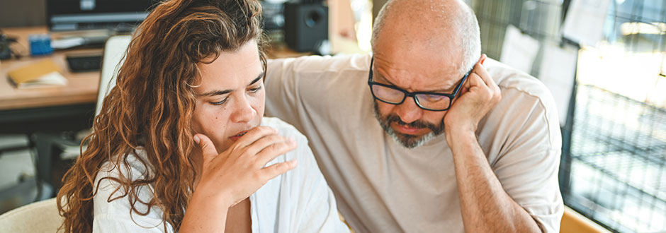 Couple consultant la facture d’une réservation Airbnb sur smartphone