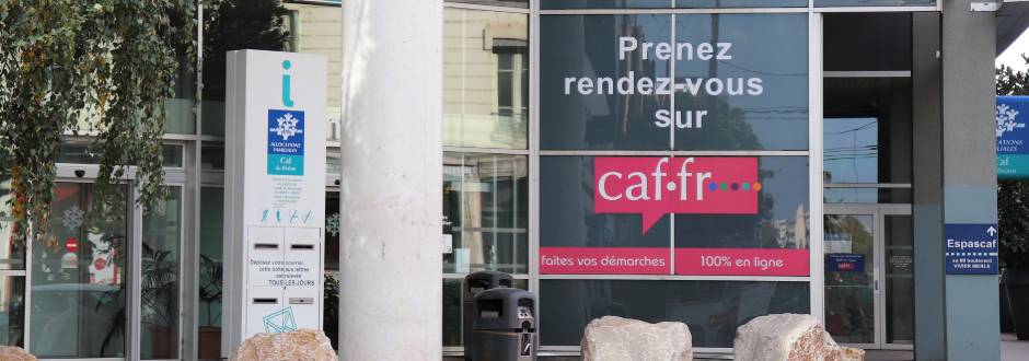 devanture d’une agence CAF