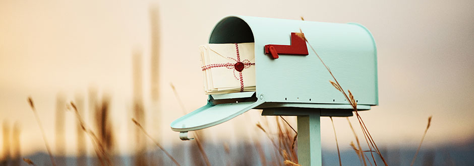 boîte aux lettres avec du courrier