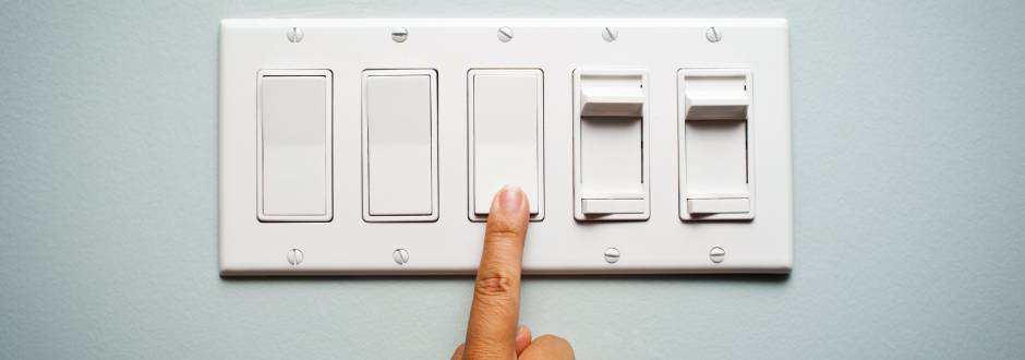 main appuyant sur des interrupteurs