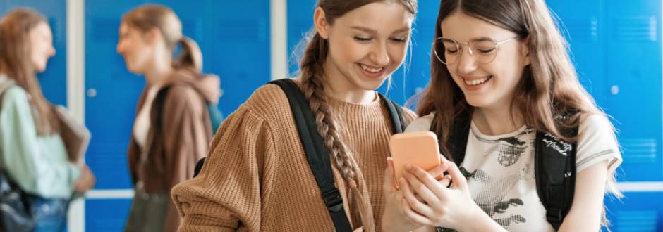 Deux adolescentes regardant quelque chose sur un smartphone