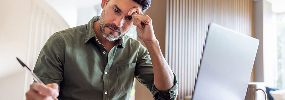 Homme consultant une notification de refus de remboursement