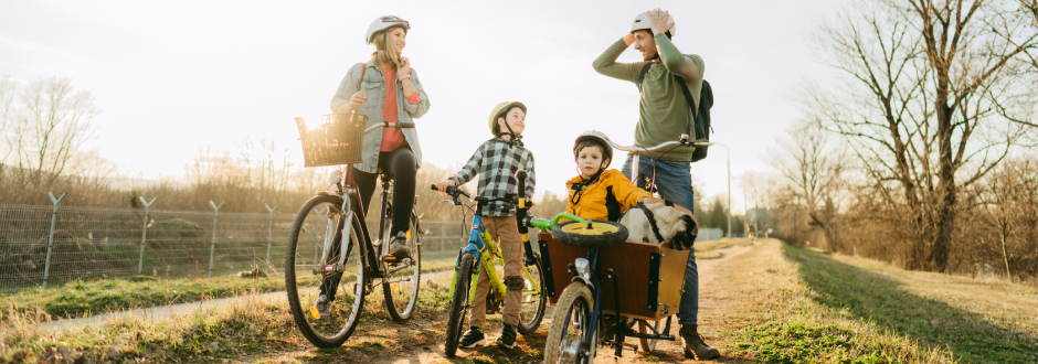famille voyageant en vélo cargo