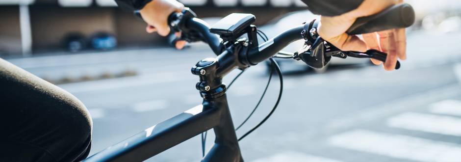 personne roulant en ville sur un vélo électrique