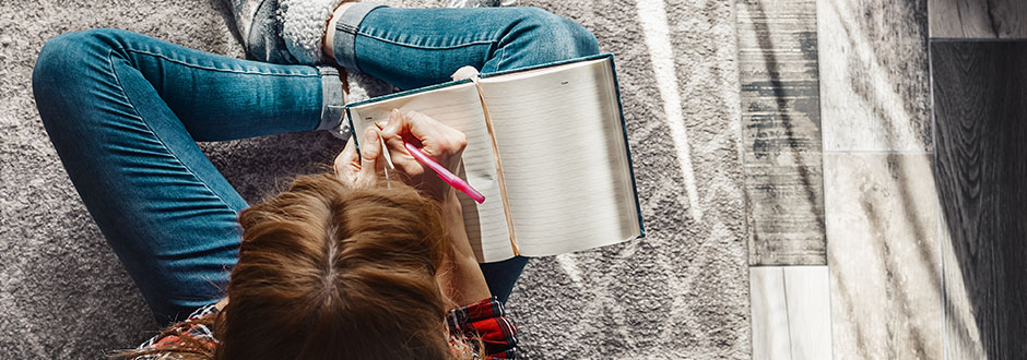 personne qui cherche l’inspiration pour écrire