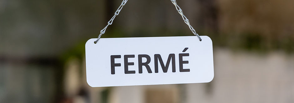 Pancarte sur porte indiquant fermeture d’un commerce