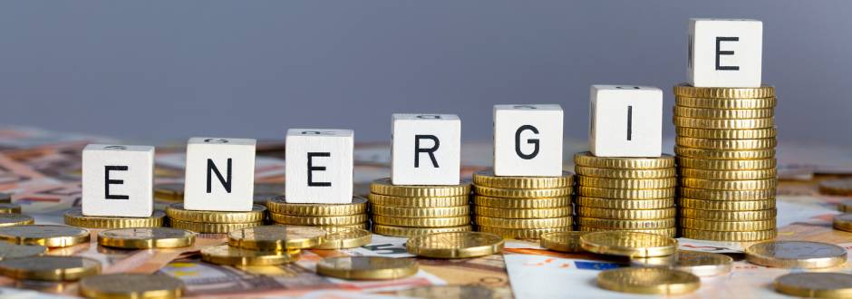 pièces de monnaie, billets et inscription “énergie”
