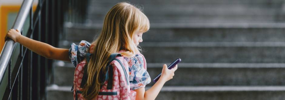 enfant regardant son smartphone à l’école
