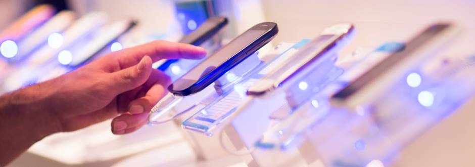 personne testant des smartphones en boutique