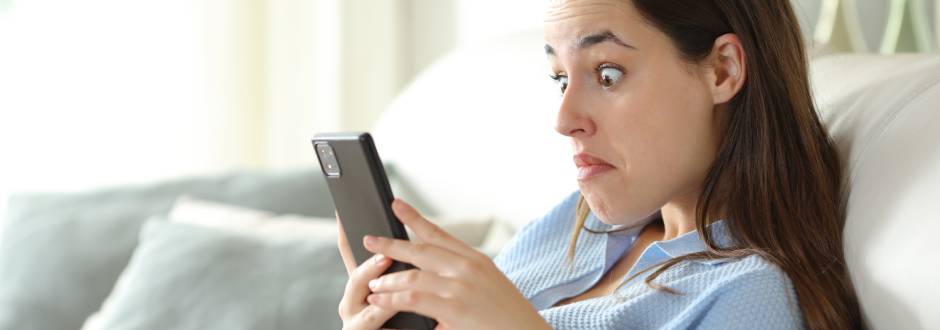 femme en incompréhension totale devant son smartphone