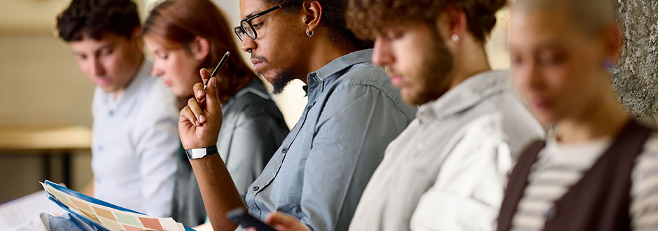 candidats en salle d’entretien pour décrocher leur premier emploi