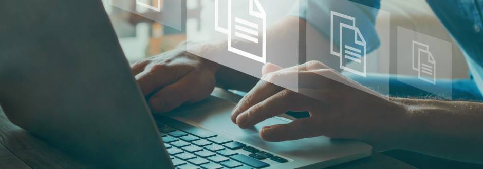 personne en train d’archiver des documents sur son ordinateur