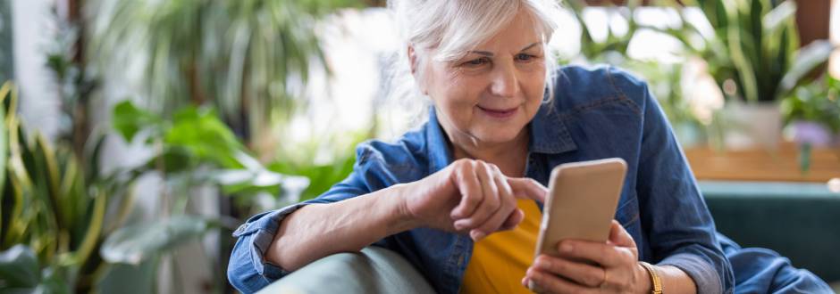 senior sur son smartphone