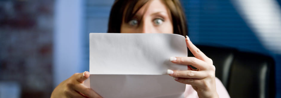 femme surprise en voyant le montant de sa facture d&apos;énergie