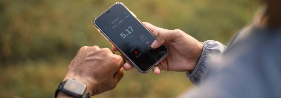 smartphone et montre connectée pour le suivi santé