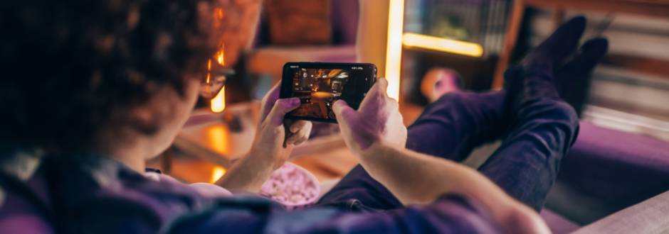 adolescent jouant aux jeux vidéo sur un smartphone