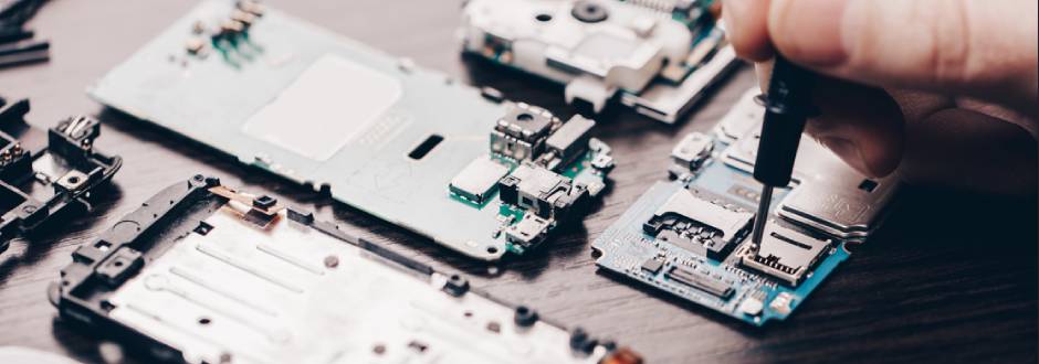 smartphone en atelier de réparation