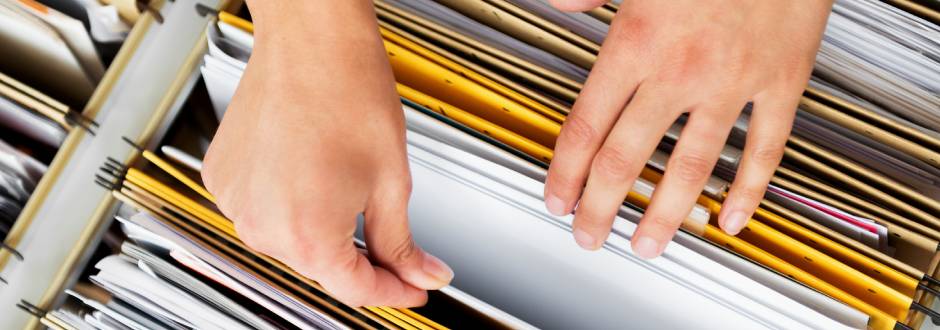 personnes en train d’archiver des dossiers