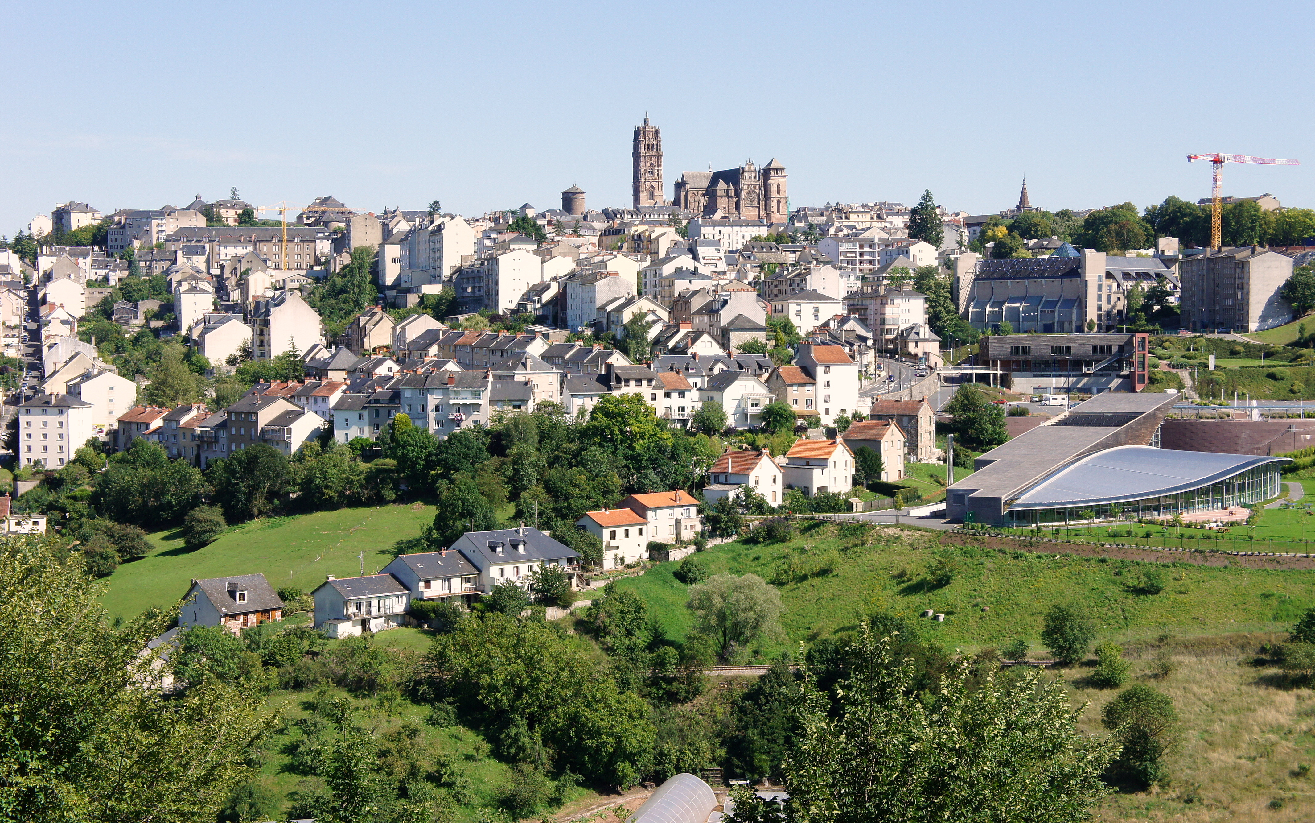 photo d'un village au loin entouré de verdure